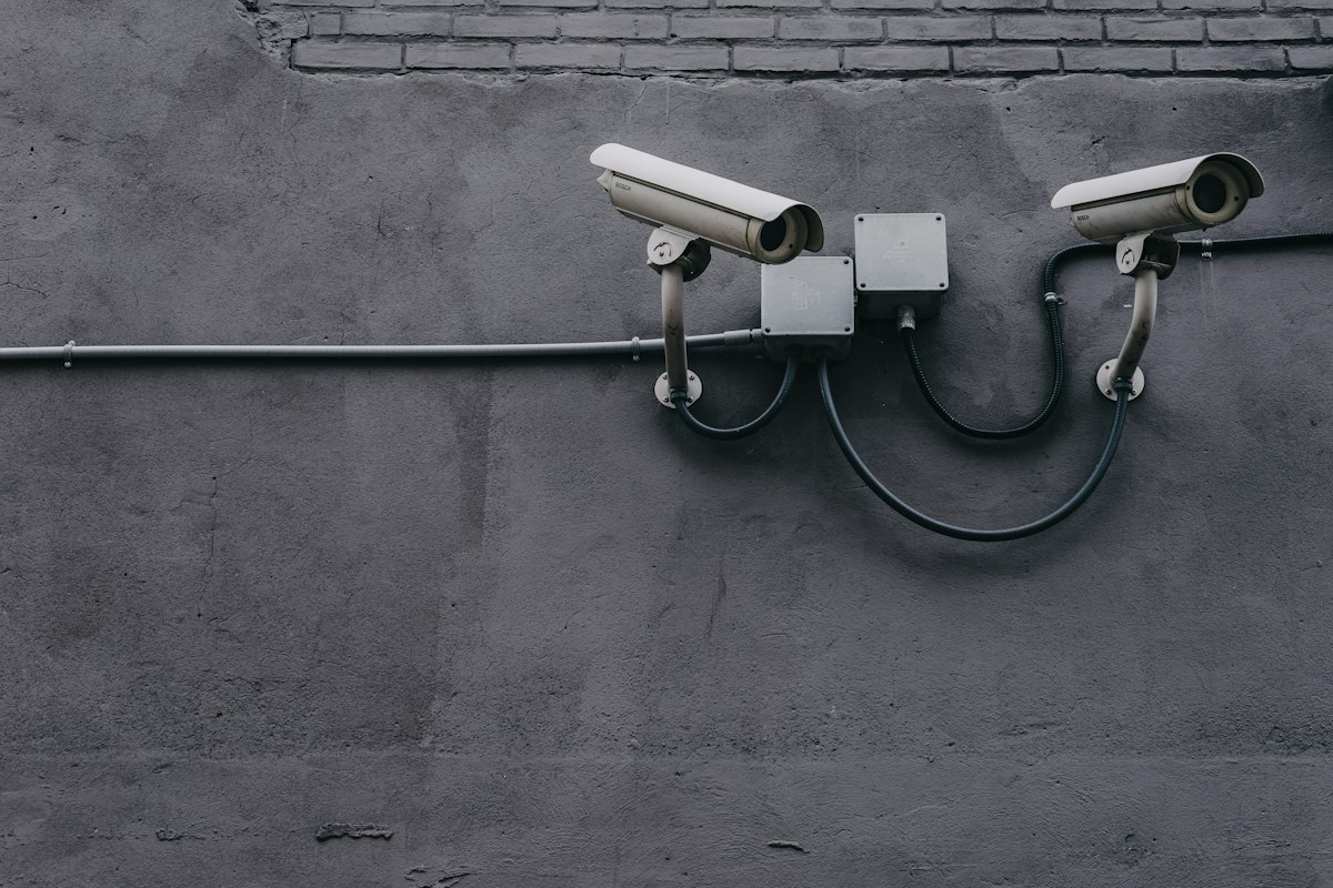 Cámara de seguridad en la fachada de un edificio