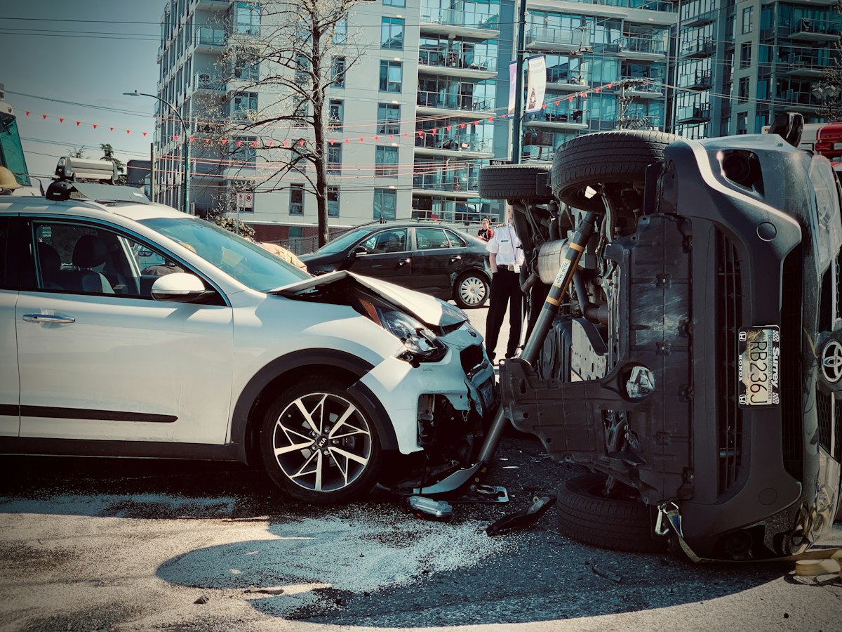 Nach einem Verkehrsunfall beschädigtes Auto