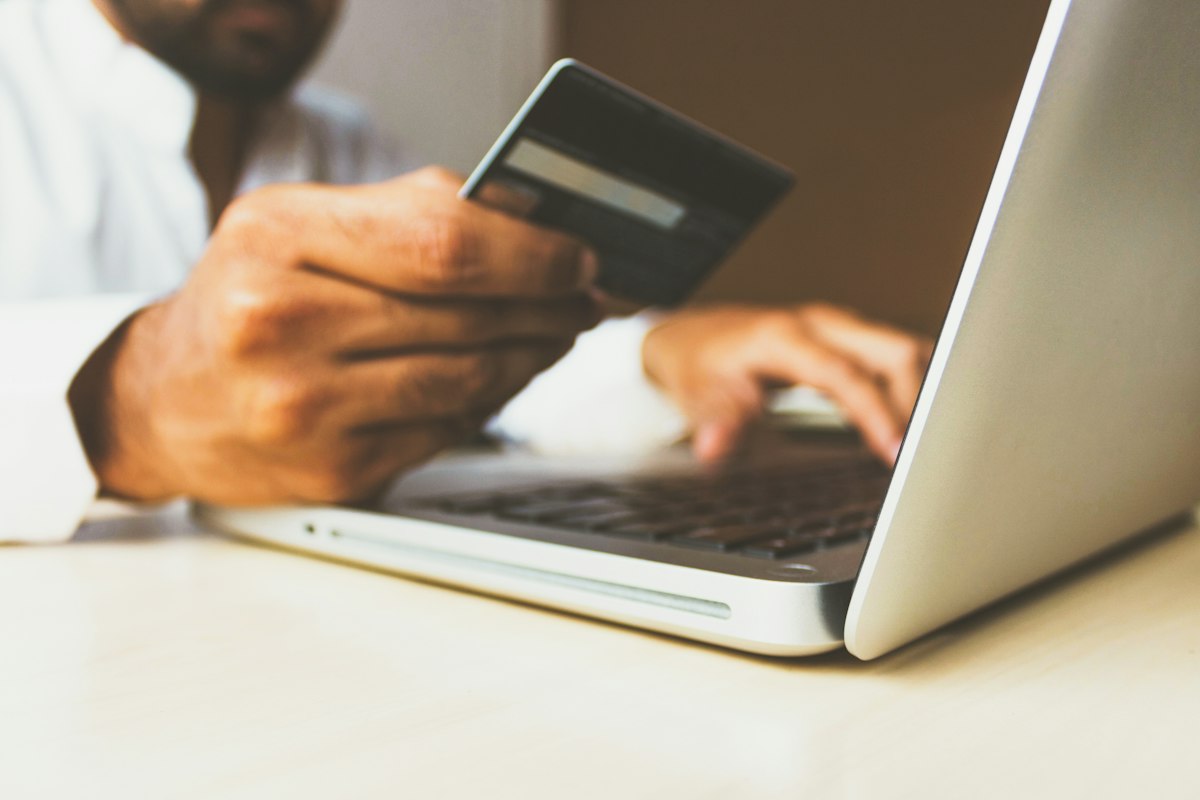 Bankkarte und Tastatur, Identitätsbetrug